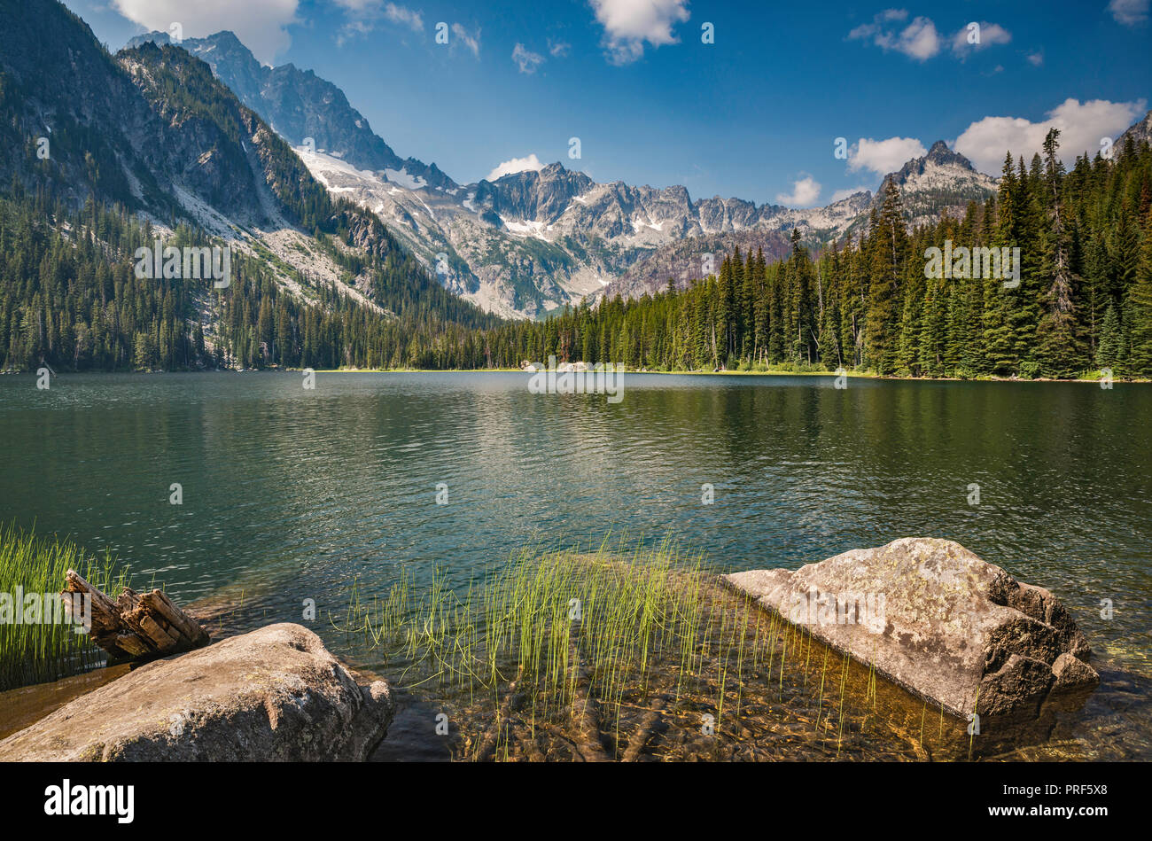 Stuart Lake, Mount Stuart massiv auf der linken Seite, Jack Kante an der Rechten, Stuart, alpinen Seen Wüste, zentrale Kaskaden, Washington State, USA Stockfoto