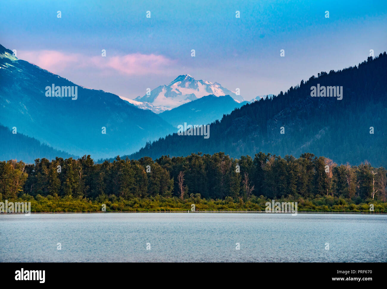 Glacier Peak Abstand, Lake Wenatchee, Blick auf den Sonnenaufgang von Glacier View Campground, zentrale Kaskaden, Washington State, USA Stockfoto