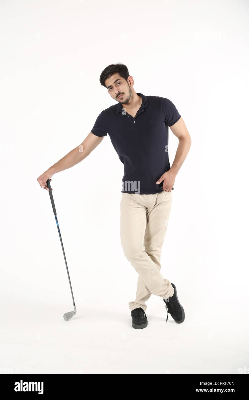 Junge stehend mit Kreuz Bein und halten Golf stick. Auf weissem Hintergrund. Stockfoto