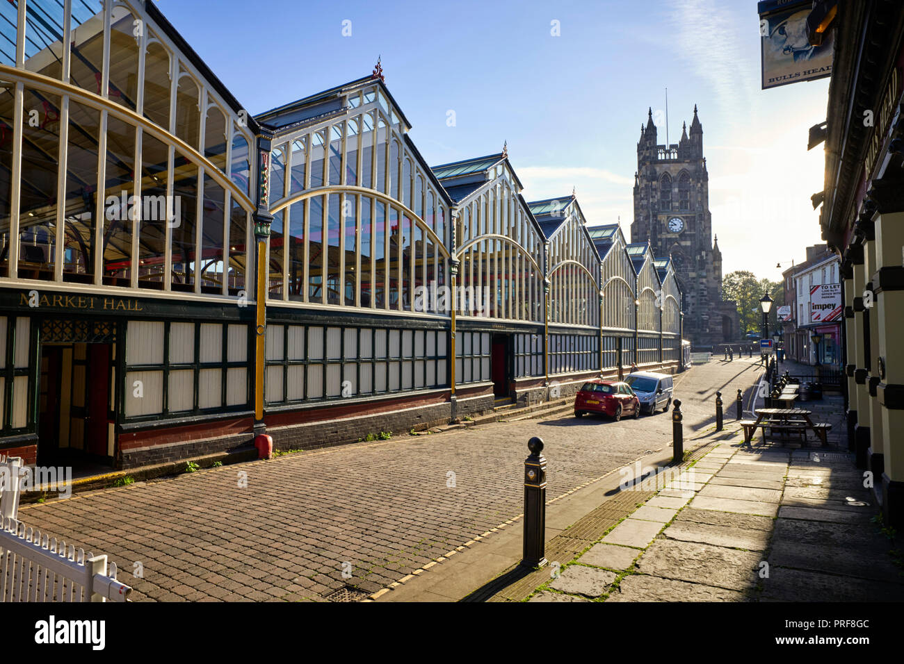 Markthalle und St Marys Kirche in Stockport in der Nähe von Manchester Stockfoto