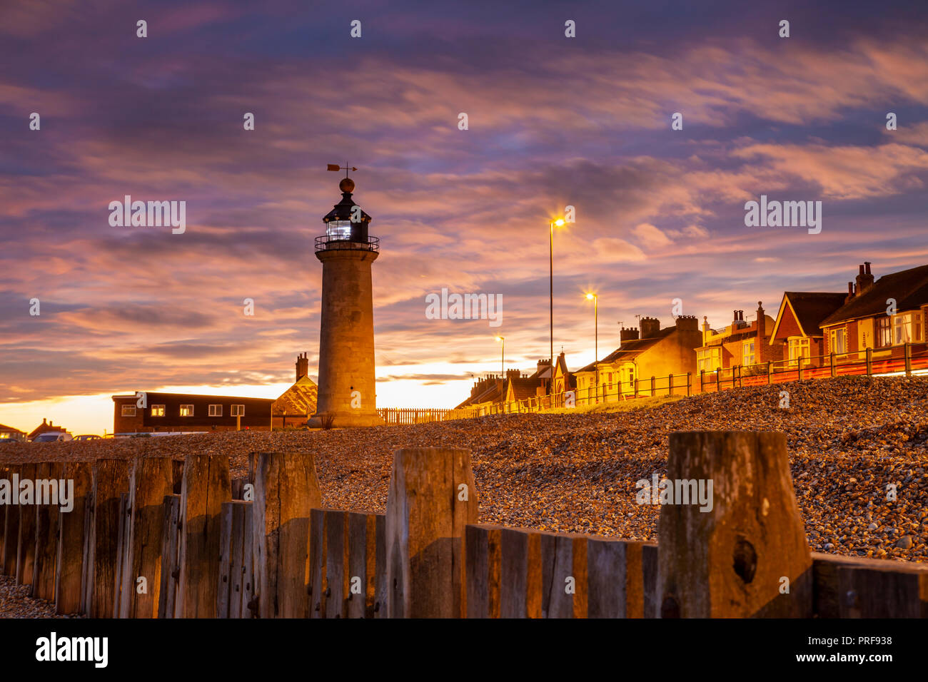 Nacht fällt bei Kingston Leuchtturm, Shoreham-by-Sea, West Sussex, England. Stockfoto