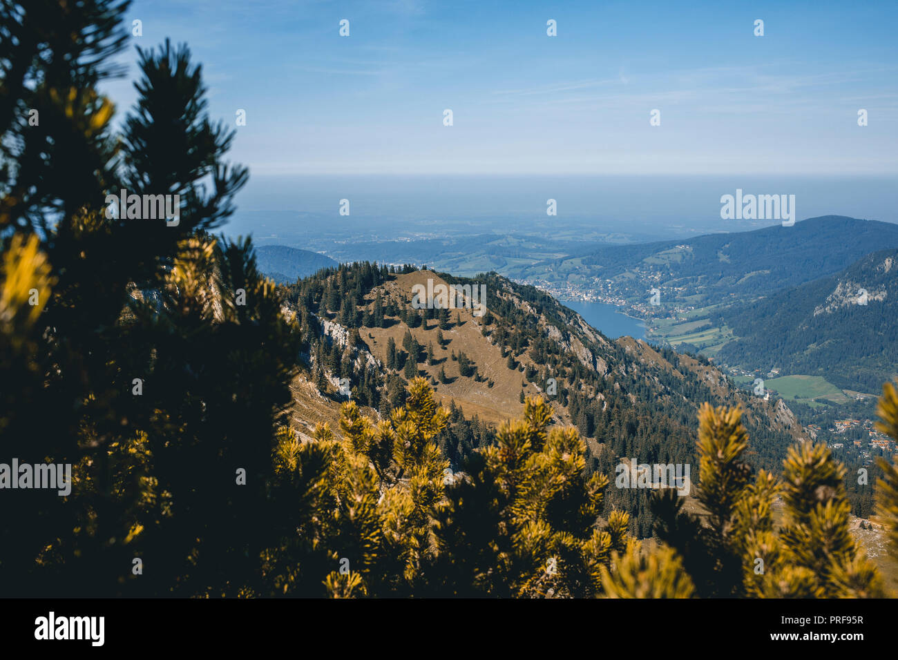 Blick ins Tal, auf den Horizont, Wandern mit Ausblick auf den Spitzingsee, Bayern, Deutschland, Voralpenland Stockfoto