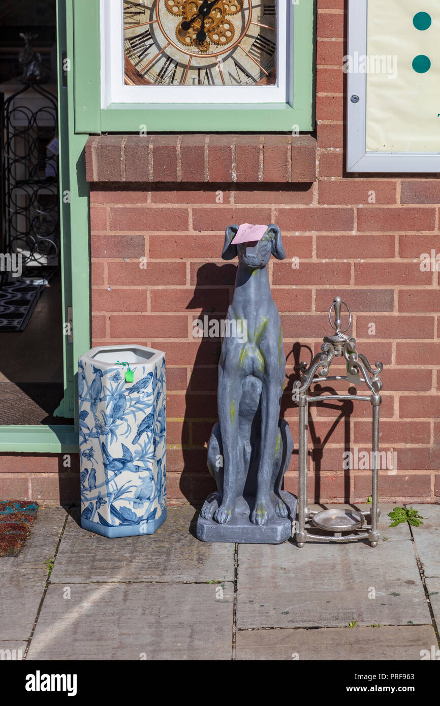 Ludlow Interieur laden auf dem Schlossplatz, mit verschiedenen Gegenständen außerhalb, Ludlow, Shropshire, Großbritannien angezeigt Stockfoto