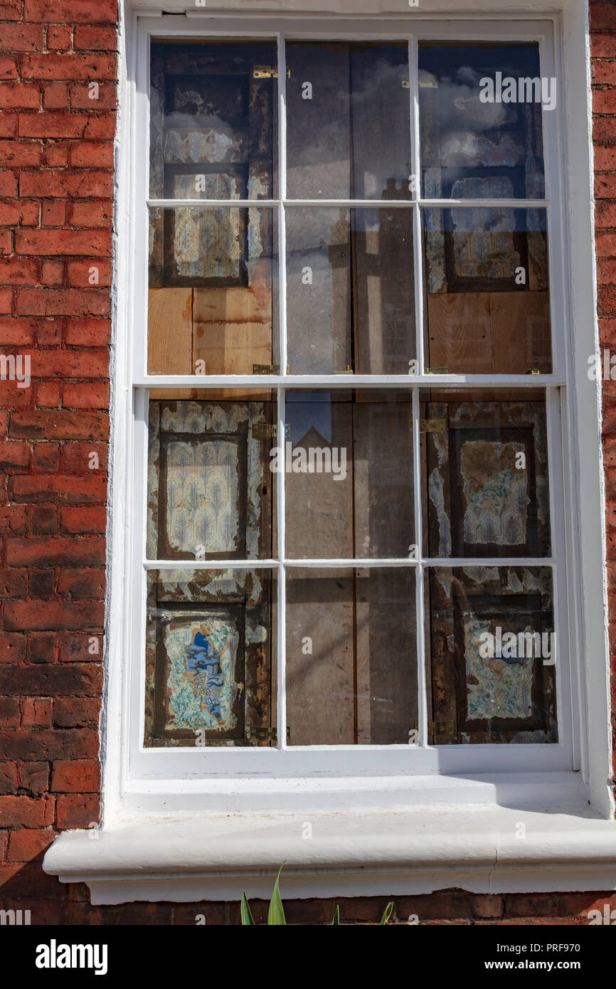 Fensterläden auf einem Schiebefenster in der Unteren Breite Straße haben handgemalte Bilder, Ludlow, Shropshire, Großbritannien Stockfoto