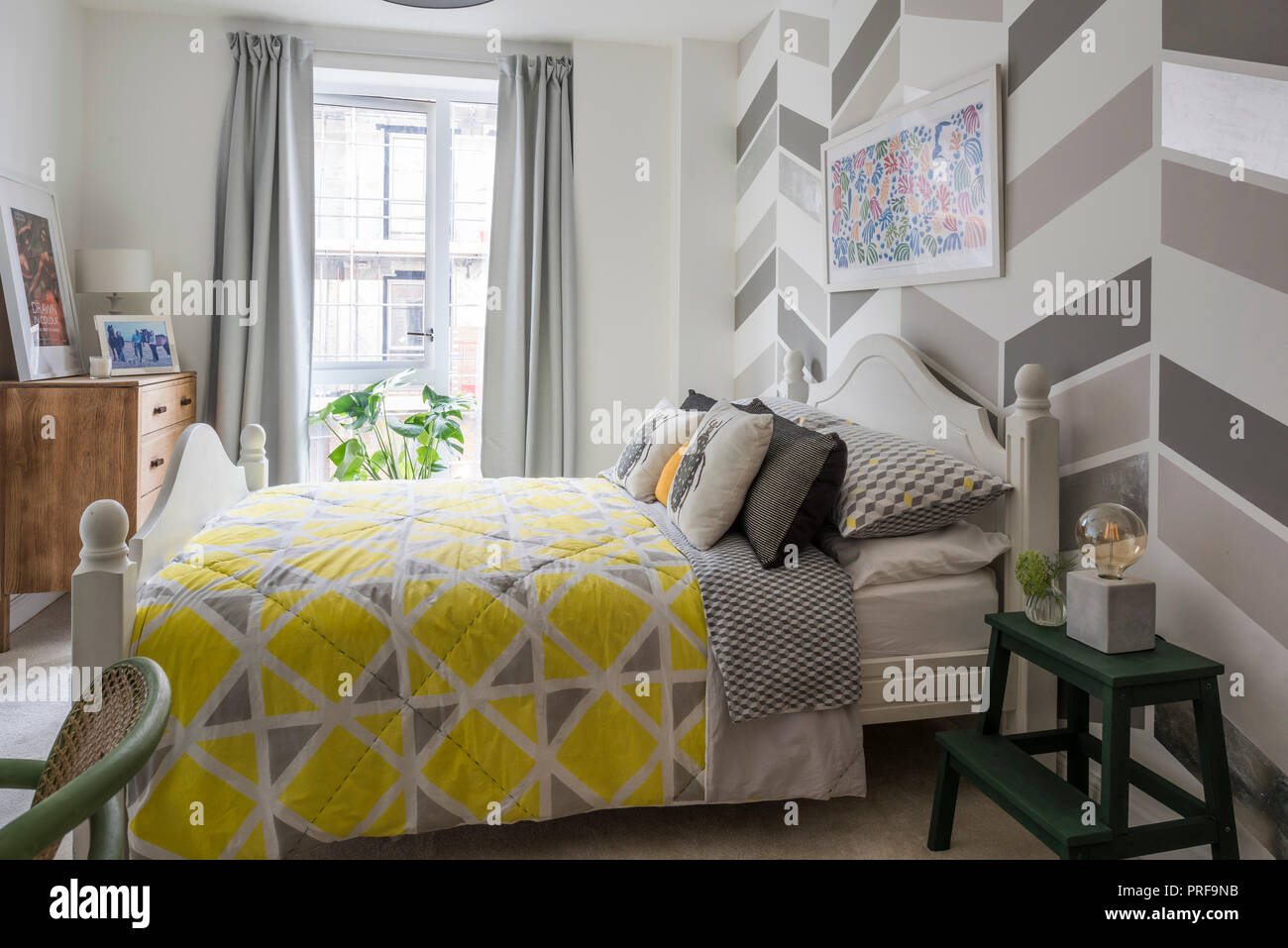 Geometrische Gelb, Grau und Silber Muster im modernen London Schlafzimmer  Stockfotografie - Alamy
