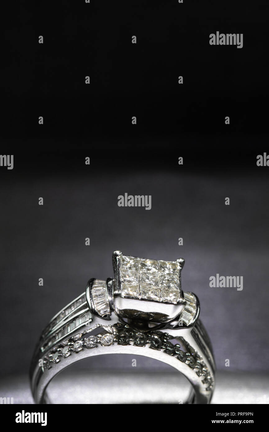 Ein Diamond Engagement Ring in einer Box mit glint/Reflexion. Schimmernde princess-Cut Diamanten. Stockfoto