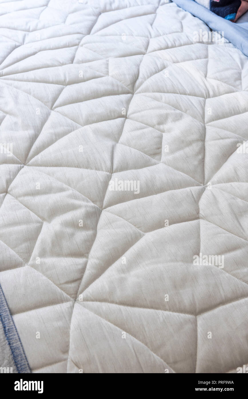 Weiße geometrische Muster auf quilt Stockfoto
