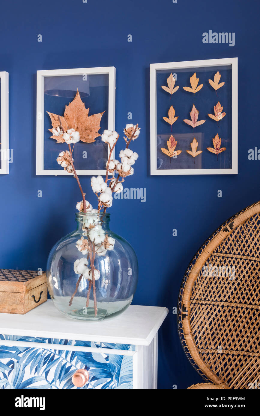 Baumwolle in Vase mit gerahmten Blättern Stockfoto