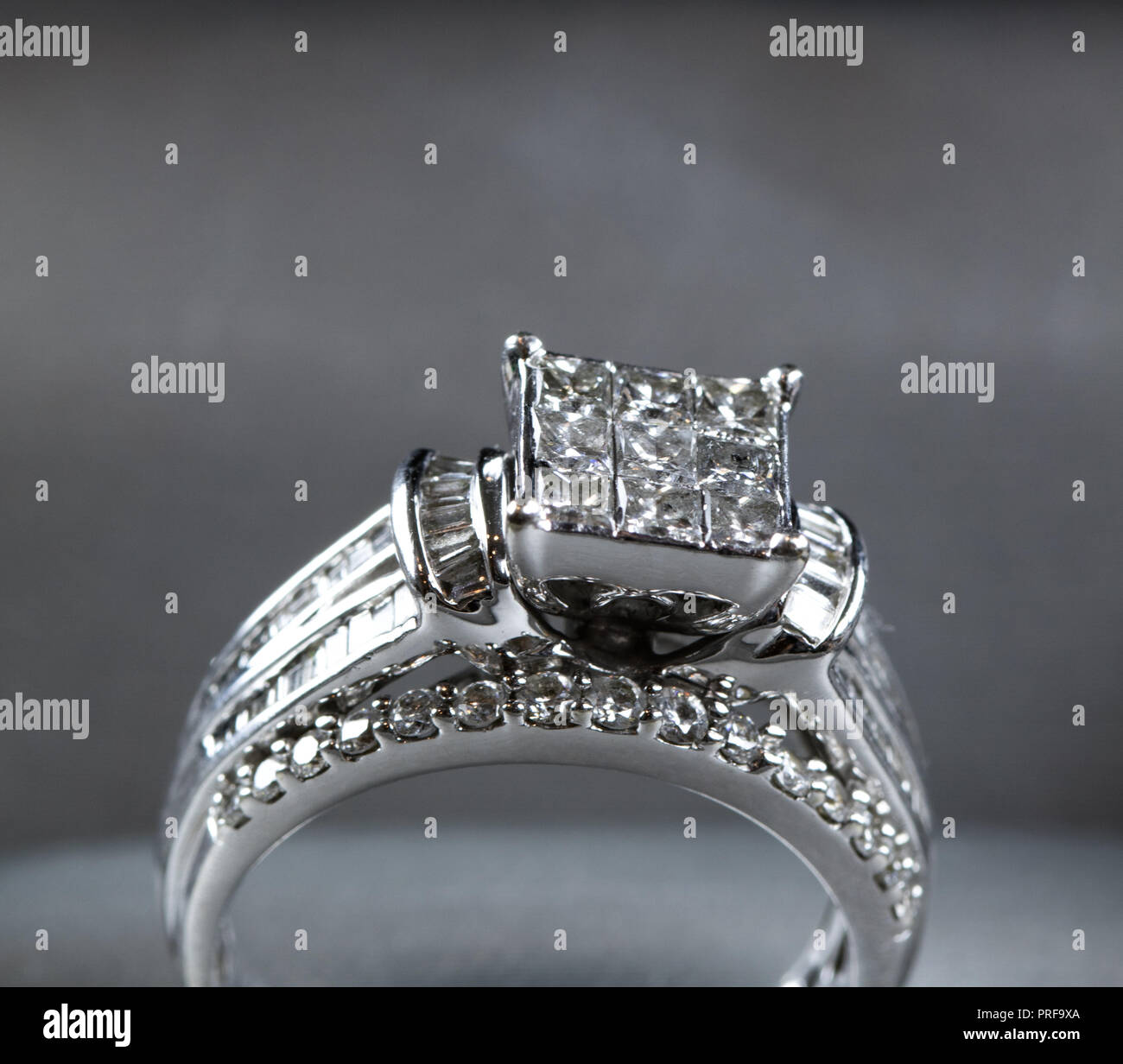 Ein Diamond Engagement Ring in einer Box mit glint/Reflexion. Schimmernde princess-Cut Diamanten. Stockfoto