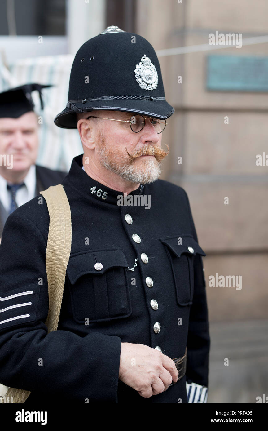 Mann verkleidet als Polizist im Jahr 2018 Welshpool 1940 Wochenende Stockfoto