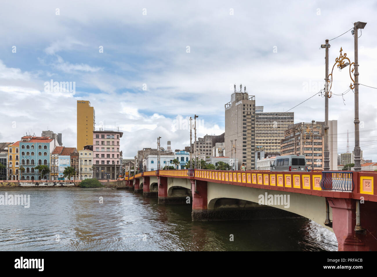 Fluss Capibaribe (Rio Capibaribe), Alfandega Bund (Cais da alfândega), Recife, Pernambuco, Brasilien Stockfoto