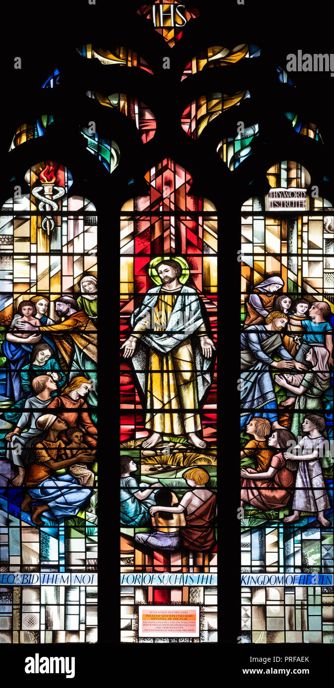 "Die Newton Fenster' von Alfred Fischer (1996), St. Johannes der Täufer Kirche, Tideswell, Derbyshire, Großbritannien Stockfoto