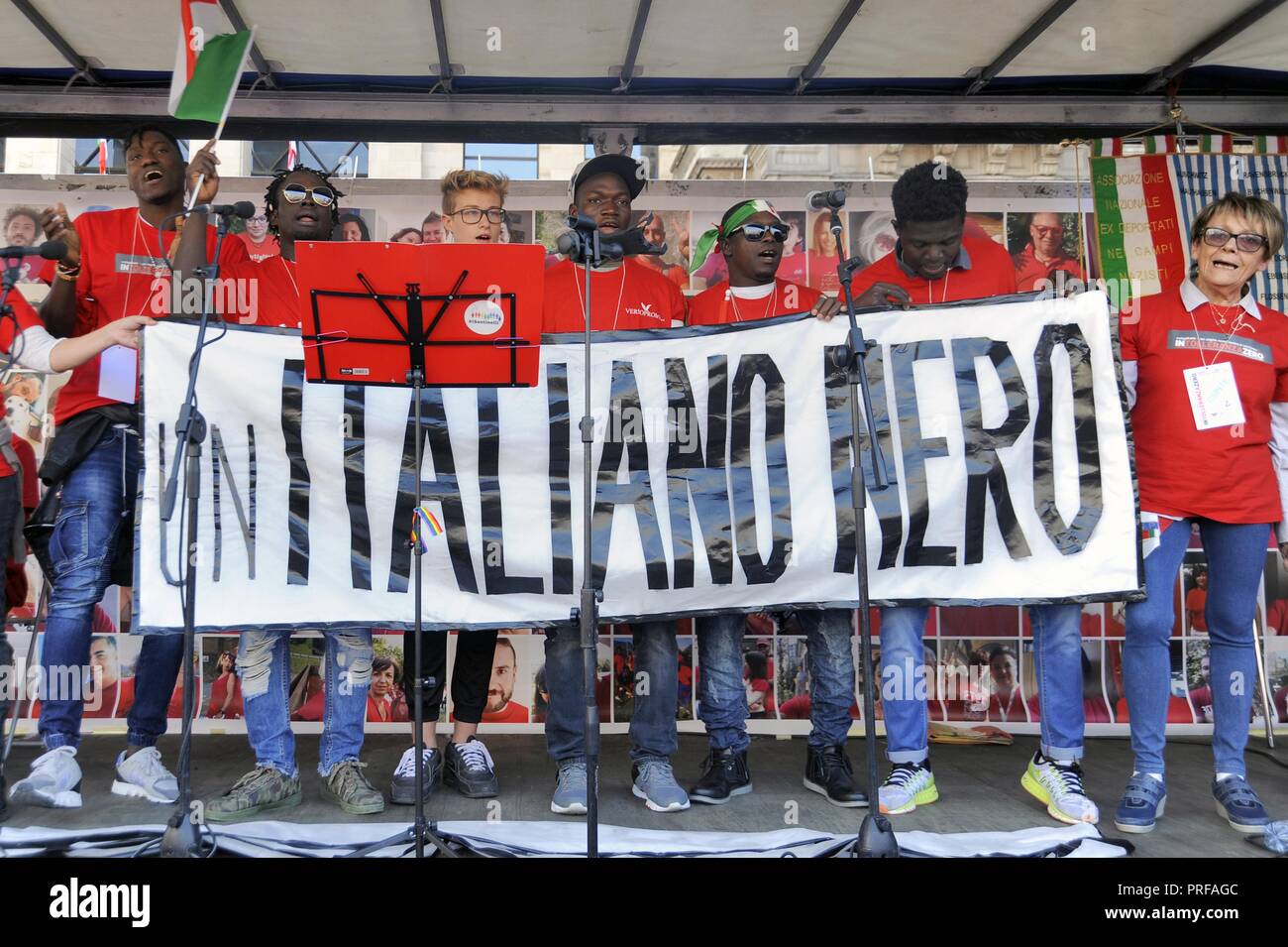 Mailand, 30. September 2018, 'rotes T-Shirt" Demonstration von Anpi (Nationale Vereinigung der italienischen Partisanen) und anderen Gruppen der Zivilgesellschaft organisiert. 25 tausend an der Piazza del Duomo mit der Parole 'Null Intoleranz' gegen den Faschismus und die Politik der Regierung und der Minister des Innern Salvini Stockfoto