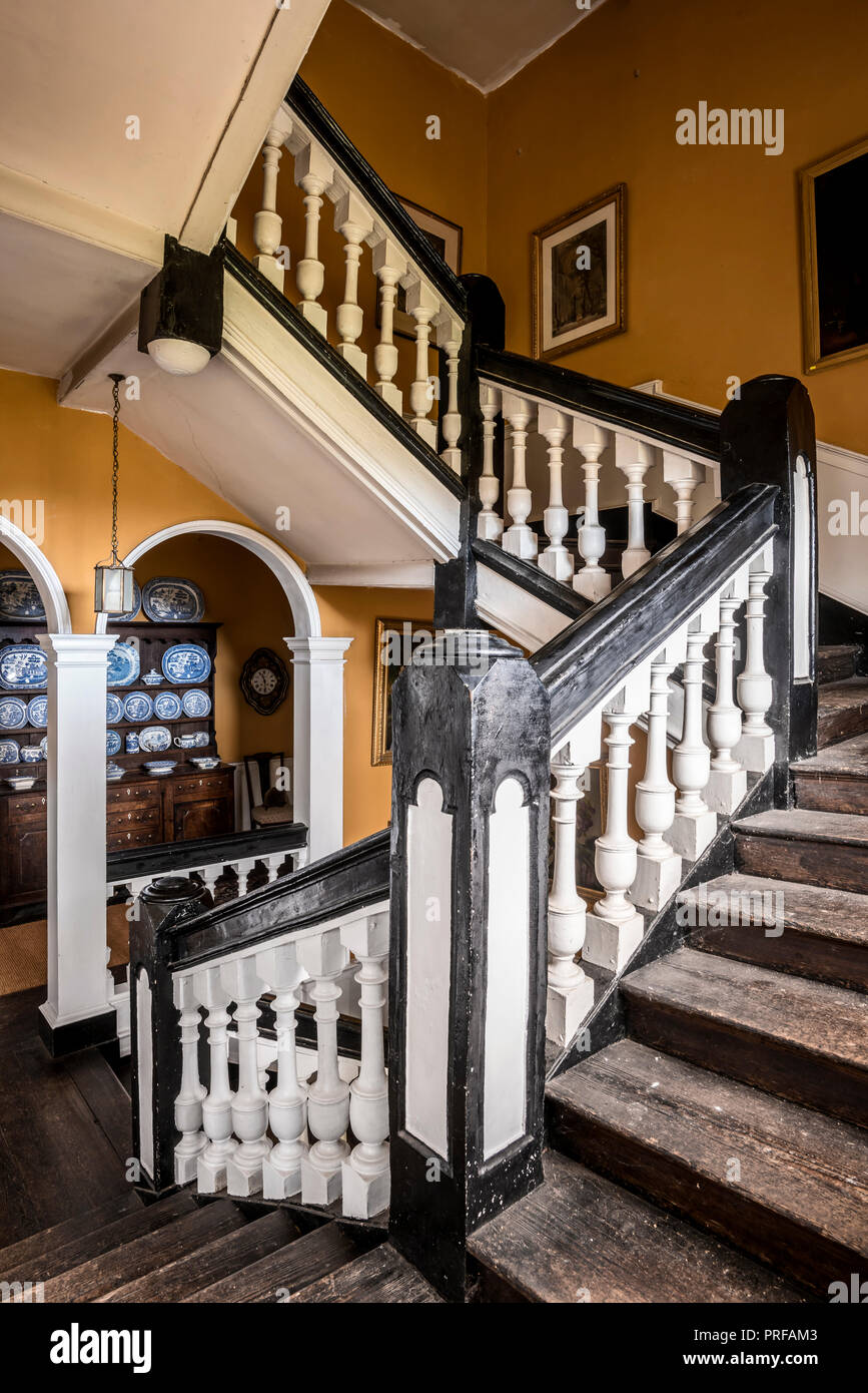 Schwarze und weiße Lackierung am Geländer Treppe Stockfoto