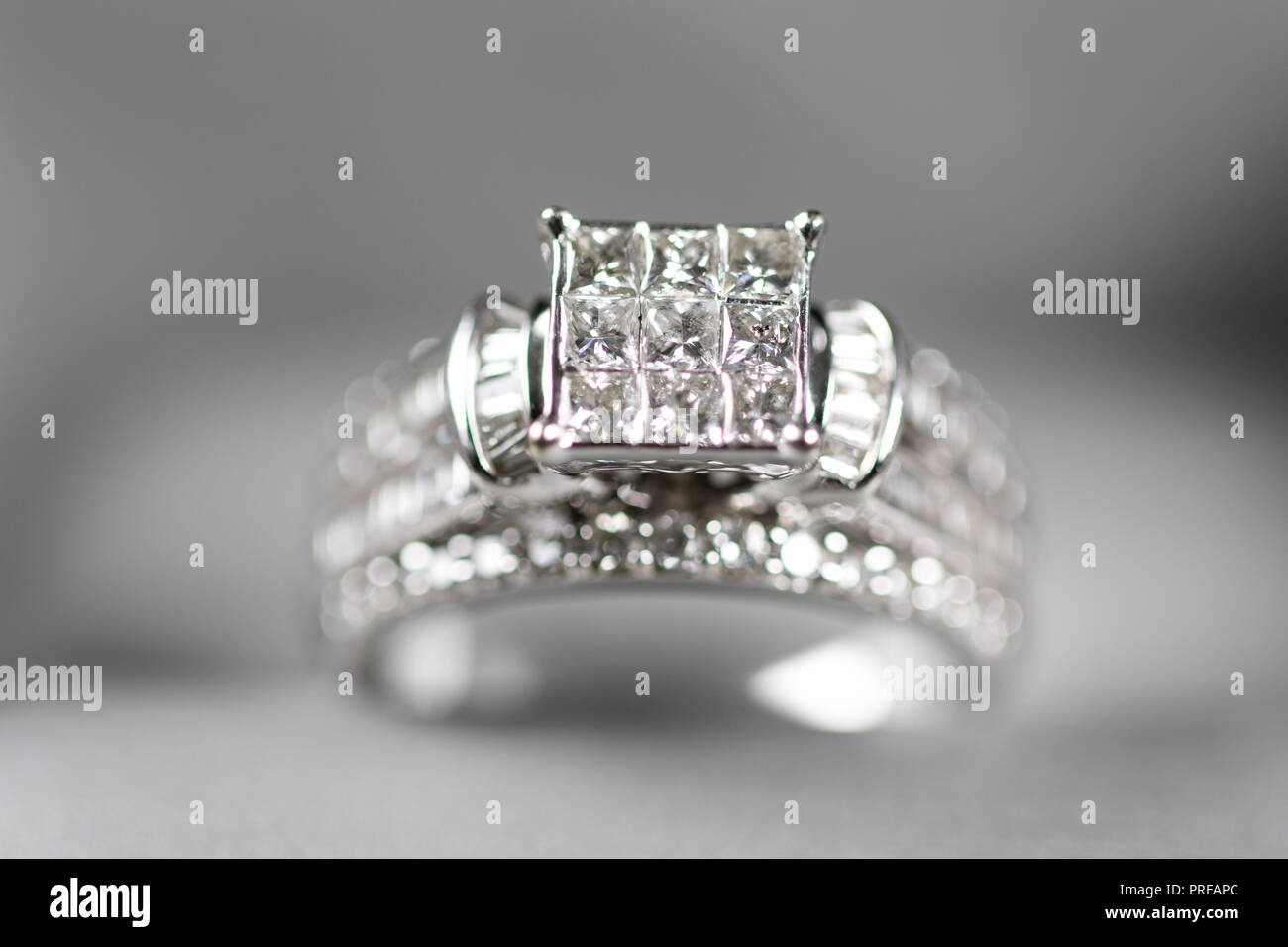 Ein Diamond Engagement Ring in einer Box mit glint/Reflexion. Schimmernde princess-Cut Diamanten. Stockfoto