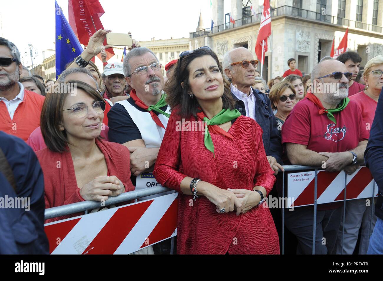 Mailand, 30. September 2018, 'rotes T-Shirt" Demonstration von Anpi (Nationale Vereinigung der italienischen Partisanen) und anderen Gruppen der Zivilgesellschaft organisiert. 25 tausend an der Piazza del Duomo mit der Parole 'Null Intoleranz' gegen den Faschismus und die Politik der Regierung und der Minister des Innern Salvini. Laura Boldrini, Präsident der Abgeordnetenkammer mit der vorigen Regierung. Stockfoto