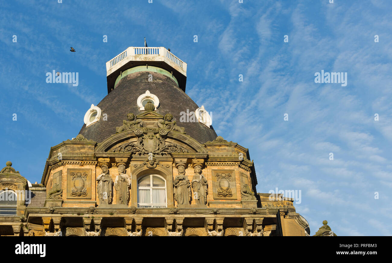 Vögel fliegen über den oben auf der Grand Hotel Scarborough, ein viktorianisches Gebäude mit kunstvoll geschnitzten Mauerwerk. hingegen ungeschärft. Stockfoto