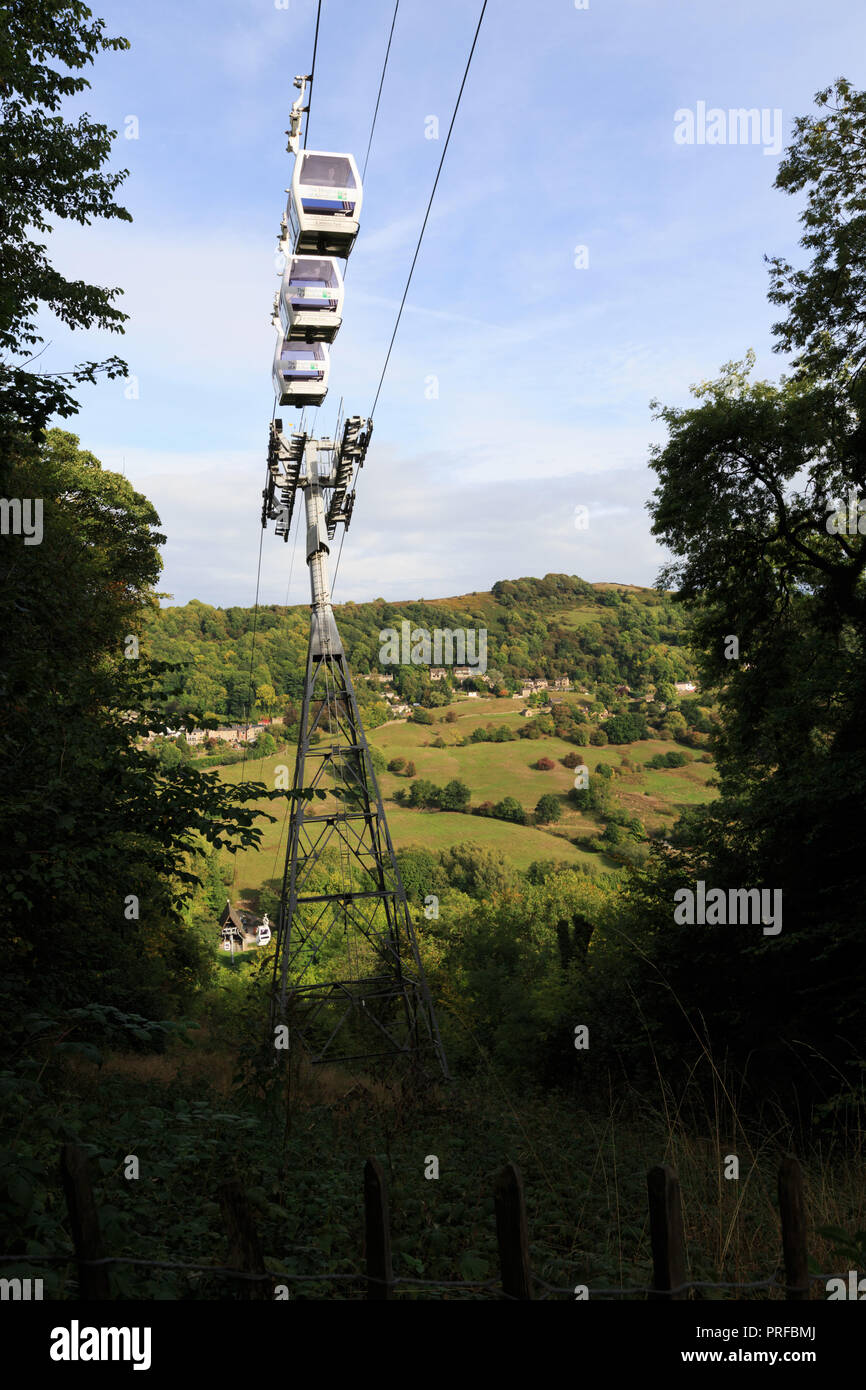 Ansicht der Seilbahnen von einem Wanderweg auf der Höhe von Abraham, Matlock Bath, UK. hingegen ungeschärft Stockfoto