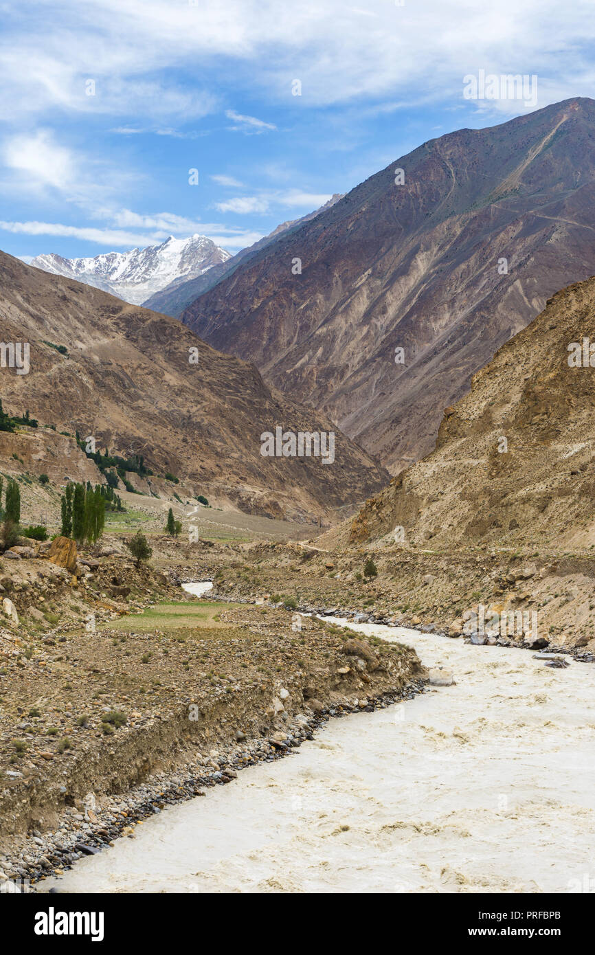 Braldu Fluss zwischen den Bergen in der Nähe von Skardu, Gilgit-Baltistan, Pakistan fliesst Stockfoto