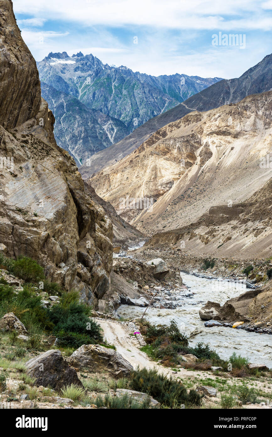 Braldu Fluss zwischen den Bergen in der Nähe von Skardu, Gilgit-Baltistan, Pakistan fliesst Stockfoto