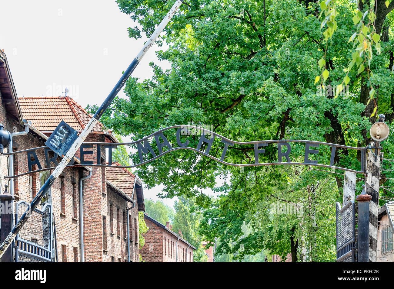 Das Haupttor des KZ Auschwitz mit der Aufschrift Arbeit macht Sie frei. Stockfoto
