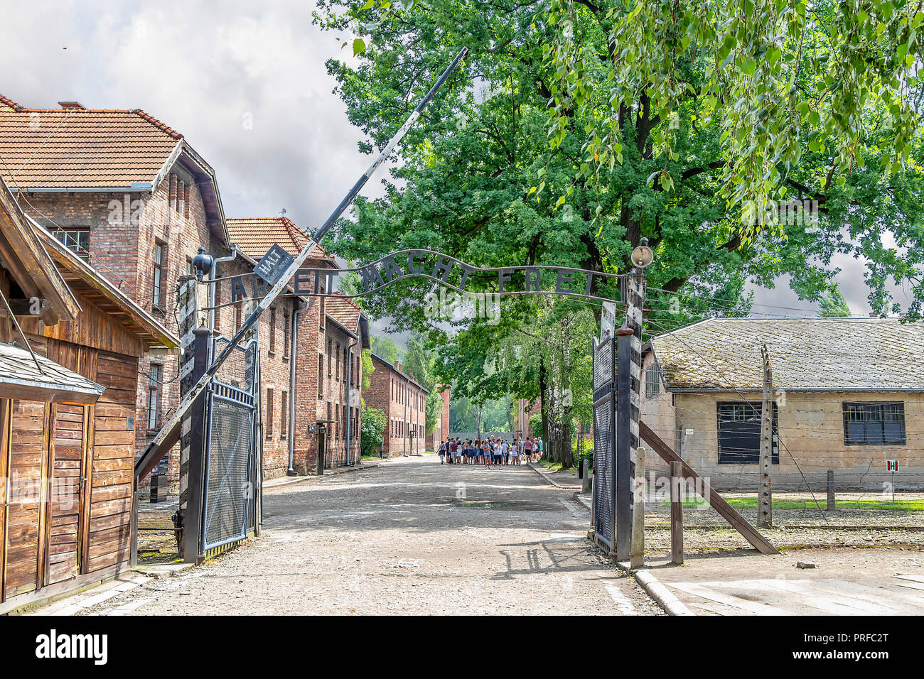 Das Haupttor des KZ Auschwitz mit der Aufschrift Arbeit macht Sie frei. Stockfoto