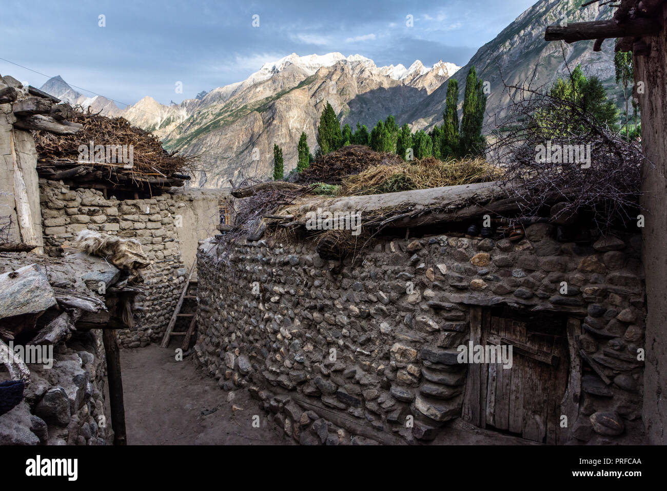 Kleine Gassen und traditionelle Häuser aus Stein Askole Dorf, Gilgit-Baltistan, Pakistan Stockfoto