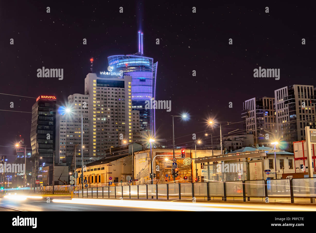 Warschau, Polen, 30. Mai 2018: die Nacht Panorama von Warschau mit Neubauten in der Nacht. Neue Wolkenkratzer aus Glas und Stahl Koexistenz mit alten Gebäuden Stockfoto