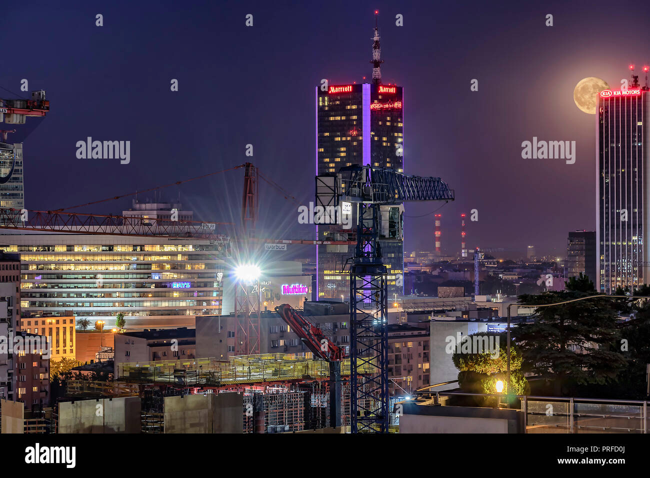 Warschau, Polen, 30. Mai 2018: die Nacht Panorama von Warschau mit neuen Konstruktionen, bei Nacht mit Mond von hinten von einem Wolkenkratzer Stockfoto