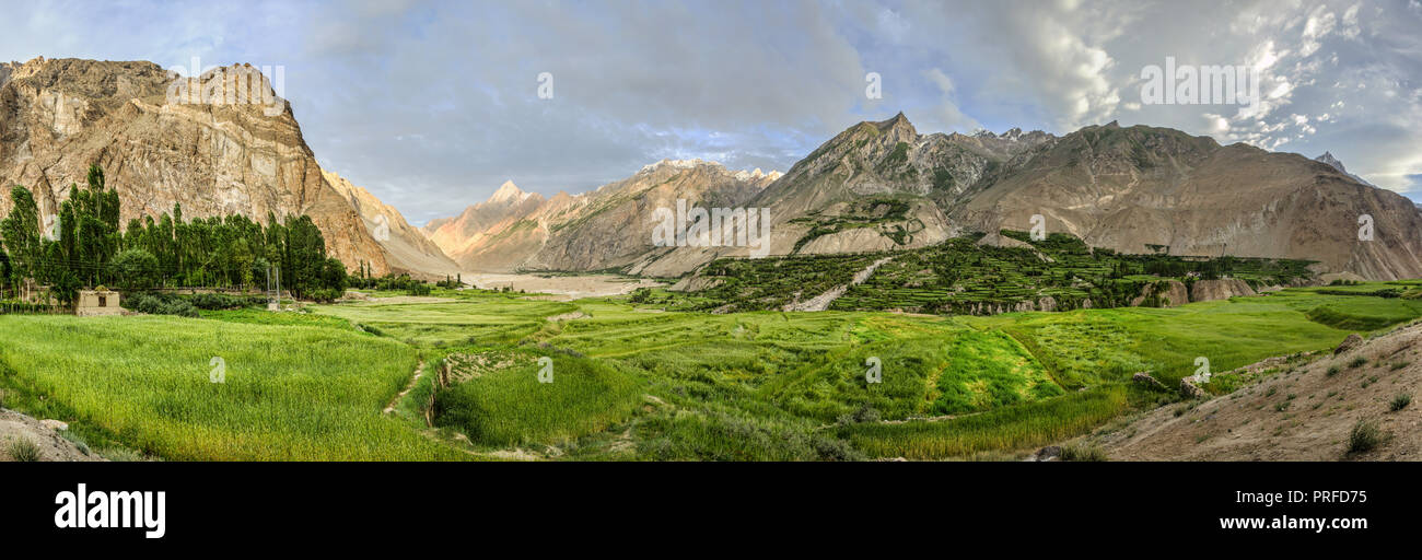 Panoramablick auf kurpe Dorf und die umliegenden Berge aus den Bereichen Askole Dorf, Gilgit-Baltistan, Pakistan Stockfoto