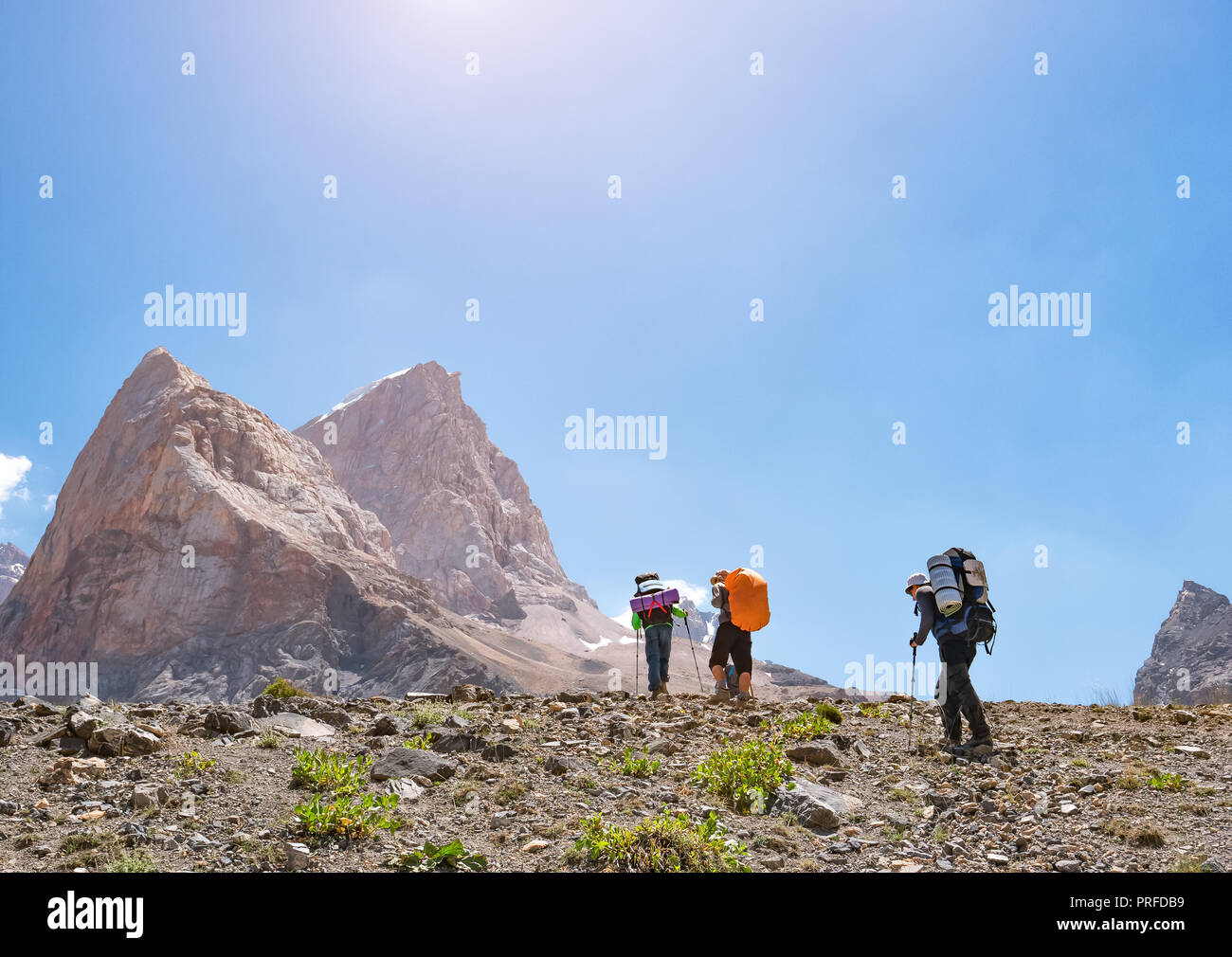 Gruppe von Backpackers wandern in Fann Mountains. Tadschikistan, Zentralasien Stockfoto