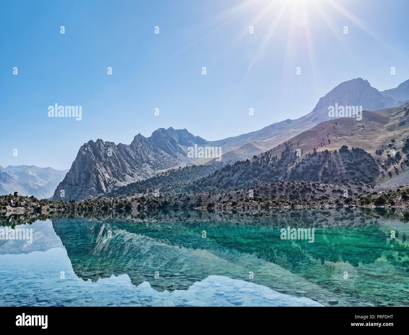 Alaudin See mit türkisfarbenem Wasser auf einem Rocky Mountain Hintergrund. Fann Mountains, Tadschikistan, Zentralasien Stockfoto