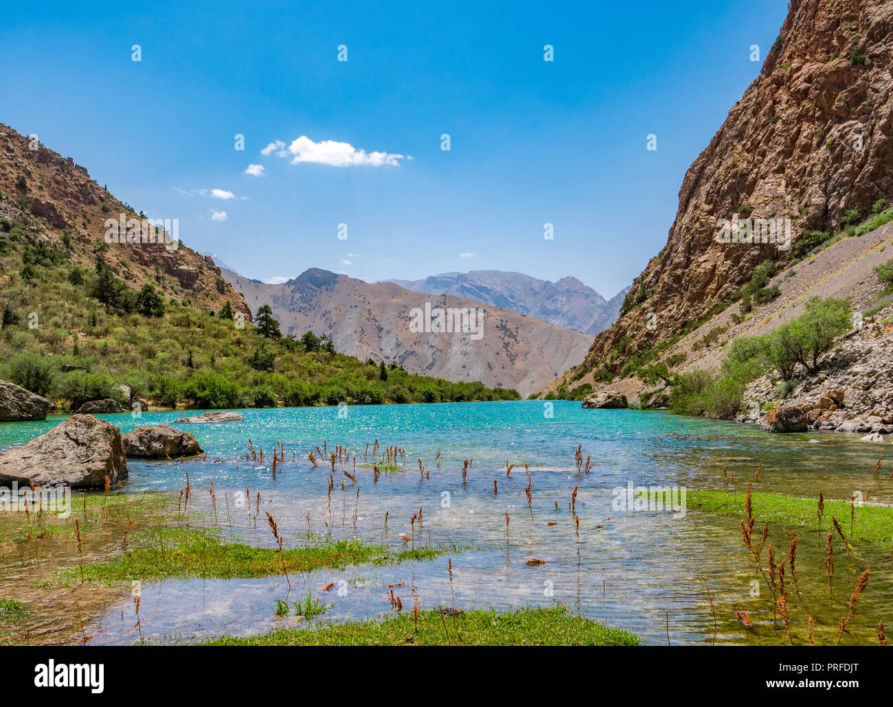 Kleine Alo Berg See mit türkisfarbenem Wasser auf rocky mountain Hintergrund. Die Fann Mountains, Tadschikistan, Zentralasien Stockfoto