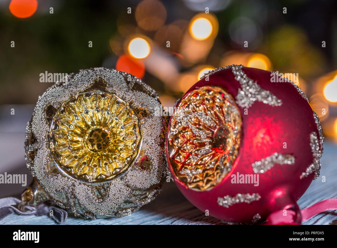 Christbaumkugeln auf Defokussierten elektrische Lichter Hintergrund Stockfoto