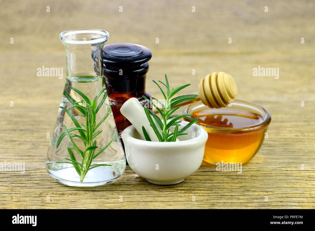 Honig, Rosmarin und ätherisches Öl für die Homöopathie zu beheben. Stockfoto