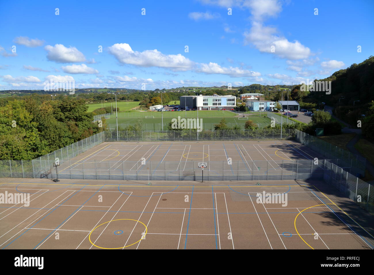 Cowbridge Schule gesehen von der A 48 Überführung in Cowbridge zeigt neue Gebäude und Tennisplätze in der gepflegten Außenanlage an einem sonnigen Tag. Stockfoto