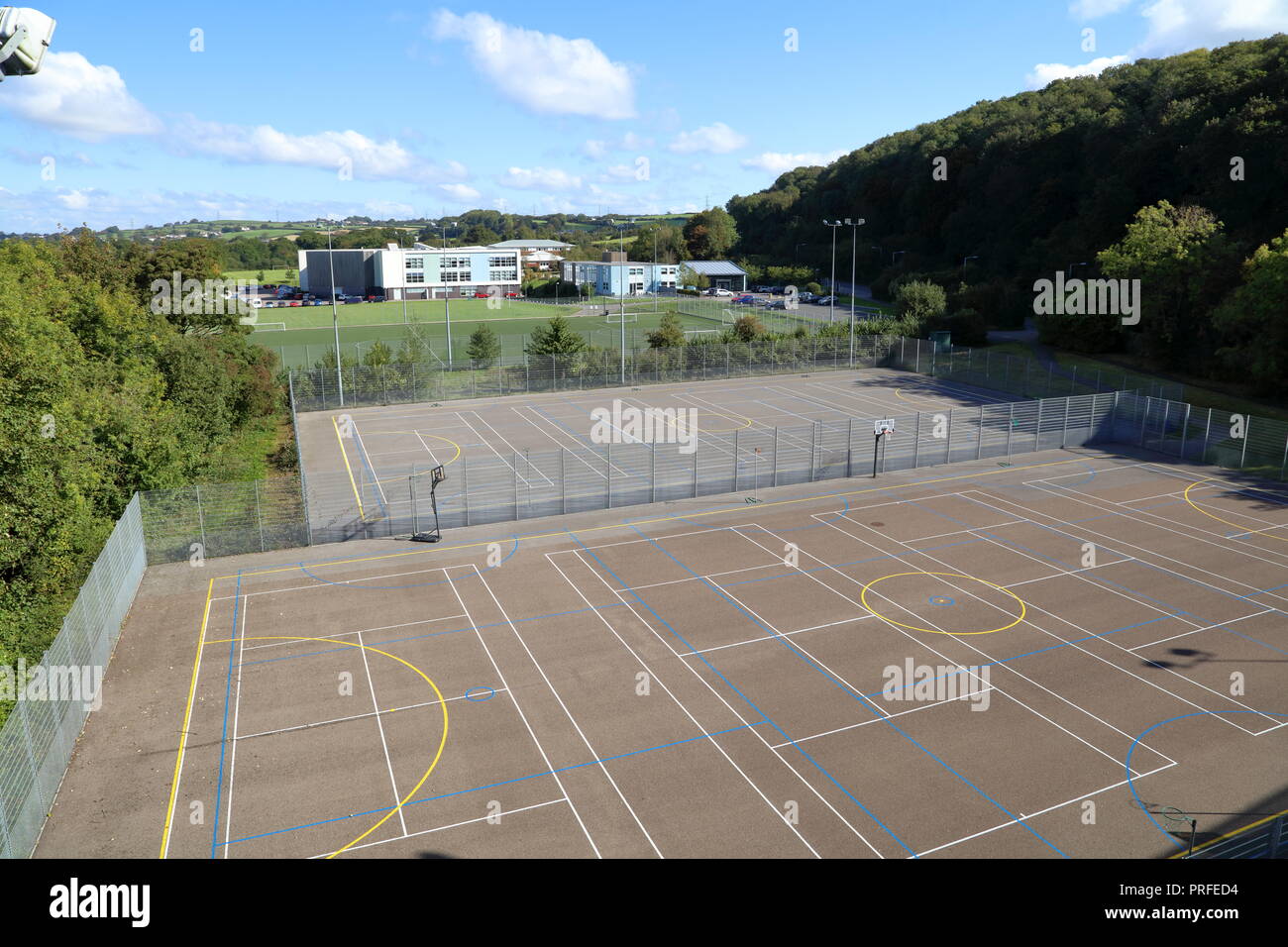 Cowbridge Schule gesehen von der A 48 Überführung in Cowbridge zeigt neue Gebäude und Tennisplätze in der gepflegten Außenanlage an einem sonnigen Tag. Stockfoto
