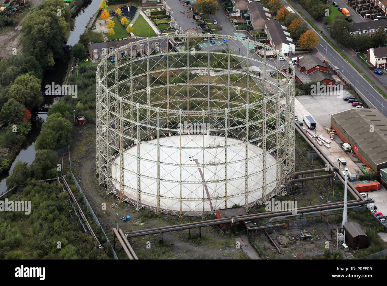 Luftaufnahme der Gasometer oder Stadt Gasspeicher in Manchester, Großbritannien Stockfoto