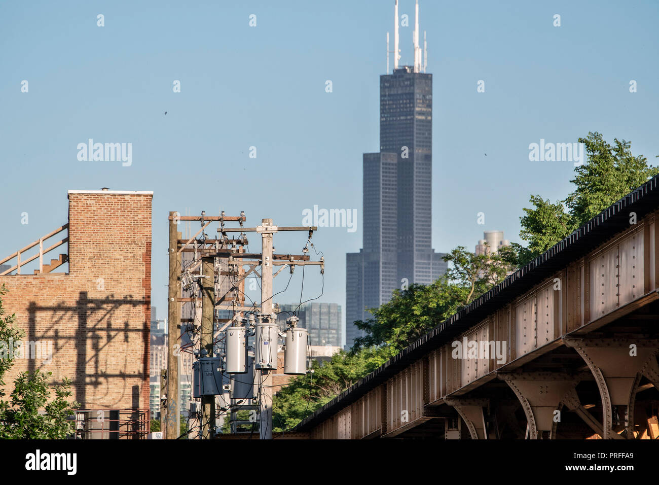 Die L in Wicker Park mit Willis Tower im Hintergrund, Chicago, Illinois, USA Stockfoto