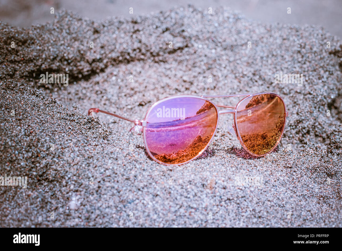 Sonnenbrille am Strand mit Meerblick und Reflexion. Stockfoto