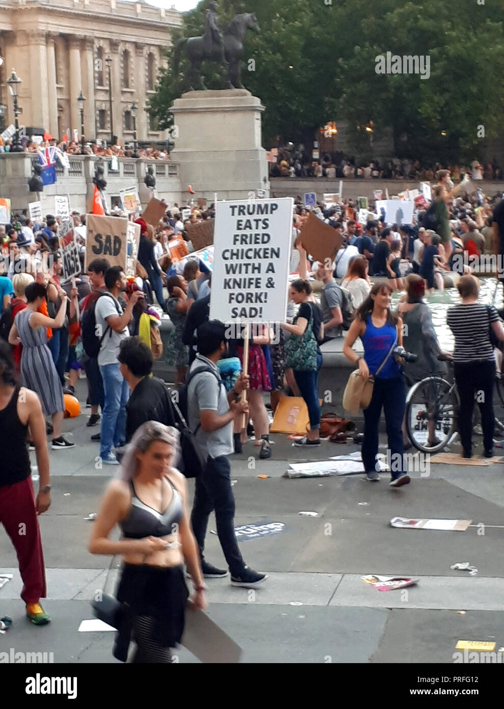 London, GB, 13. Juli 2018. 100.000 Menschen protestieren gegen den Besuch des US-Präsidenten Donald Trump. Die Demonstranten versammeln sich auf dem Trafalgar Square. Stockfoto