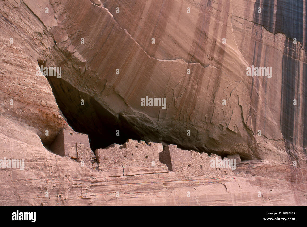Weiße Haus Ruinen: Anasazi Cliff - Wohnung, Canyon de Chelly, Arizona. Foto Stockfoto