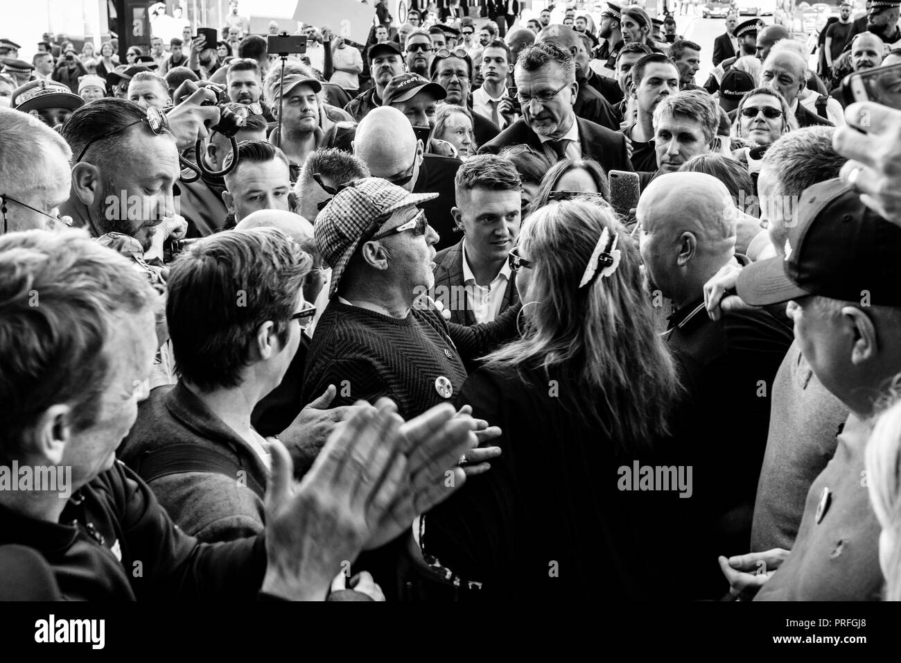 Rechten Flügel Aktivist Tommy Robinson Sprechen mit Anhänger, als Er verlässt die Old Bailey Nach seiner Missachtung des Gerichts Gebühren vertagt worden, London, UK Stockfoto