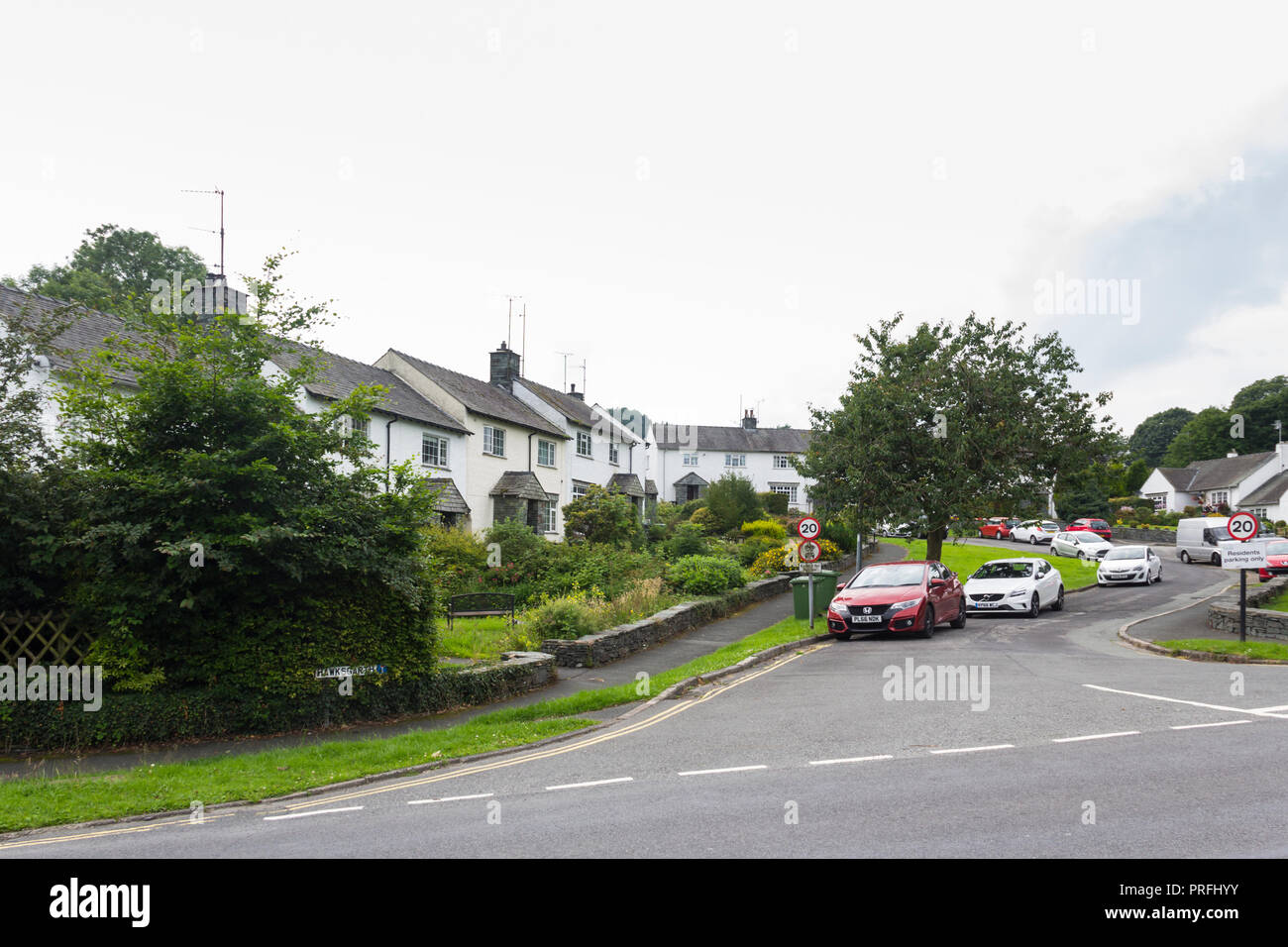 Ehemalige lokale Behörde Reihenhäuser auf Hawksgarth im Lake District Dorf Hawkshead, Cumbria, haben jetzt eine lokale Belegung Einschränkung. Stockfoto