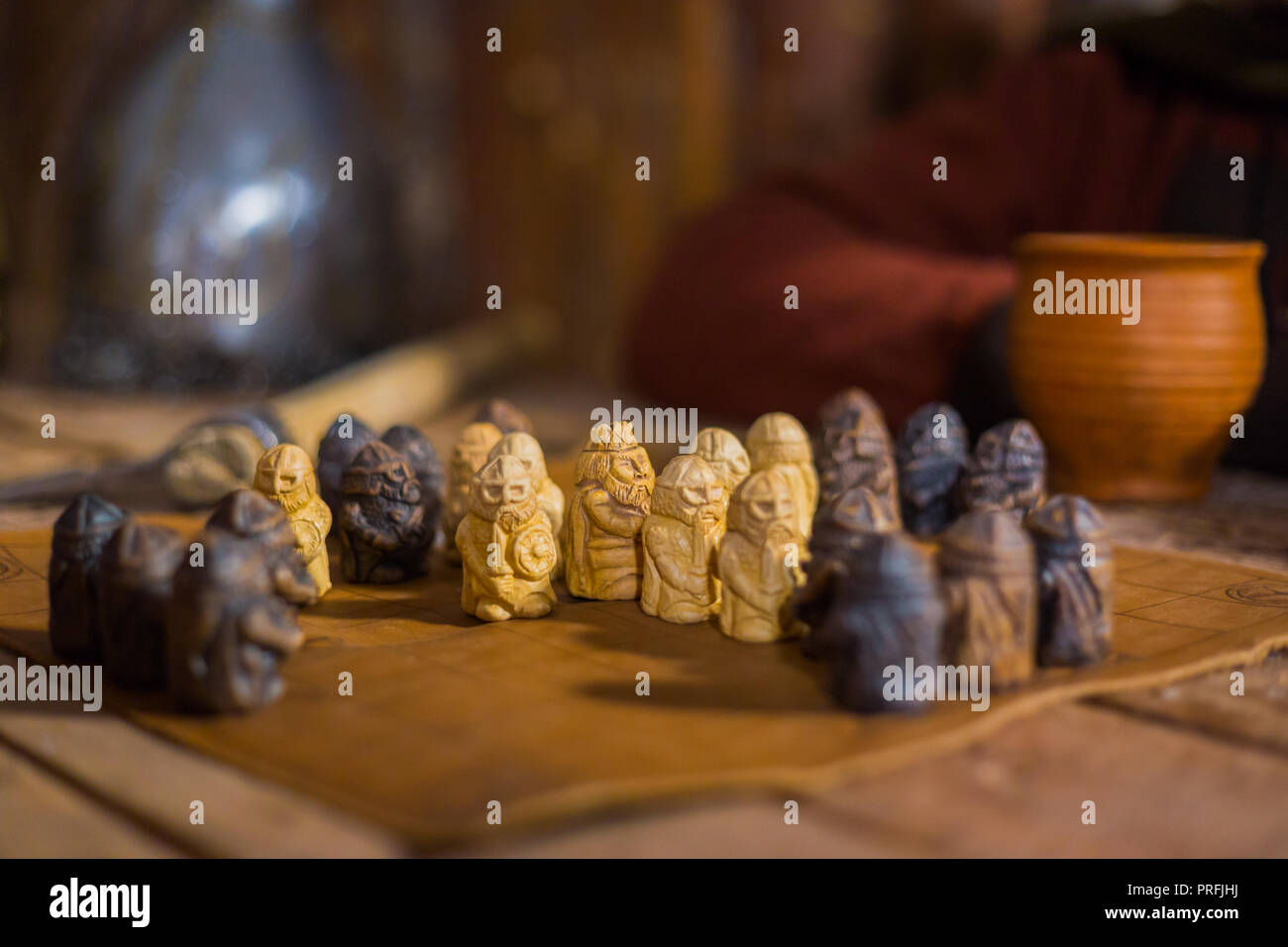 Nahaufnahme - zwei Männer in Russisch ethnische Anzug spielen mittelalterliche beliebte strategy Board Game - tafl. Folk, Wettbewerb und traditionellen Konzept Stockfoto