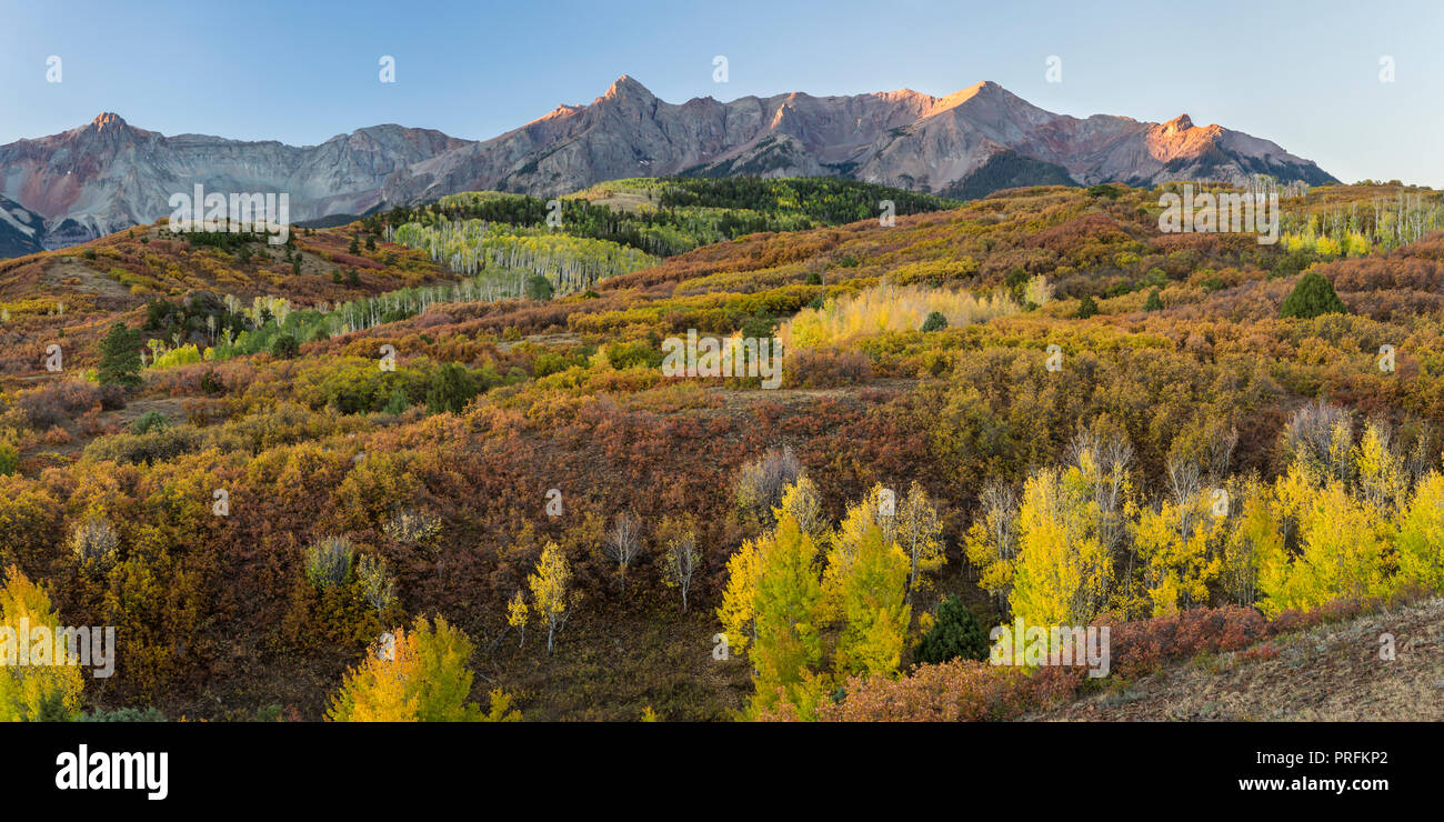 Die coloful Herbst tableau vom Dallas gesehen Teilen vor Sonnenaufgang auf einem klaren Morgen in den San Juan Mountains in Colorado. Stockfoto