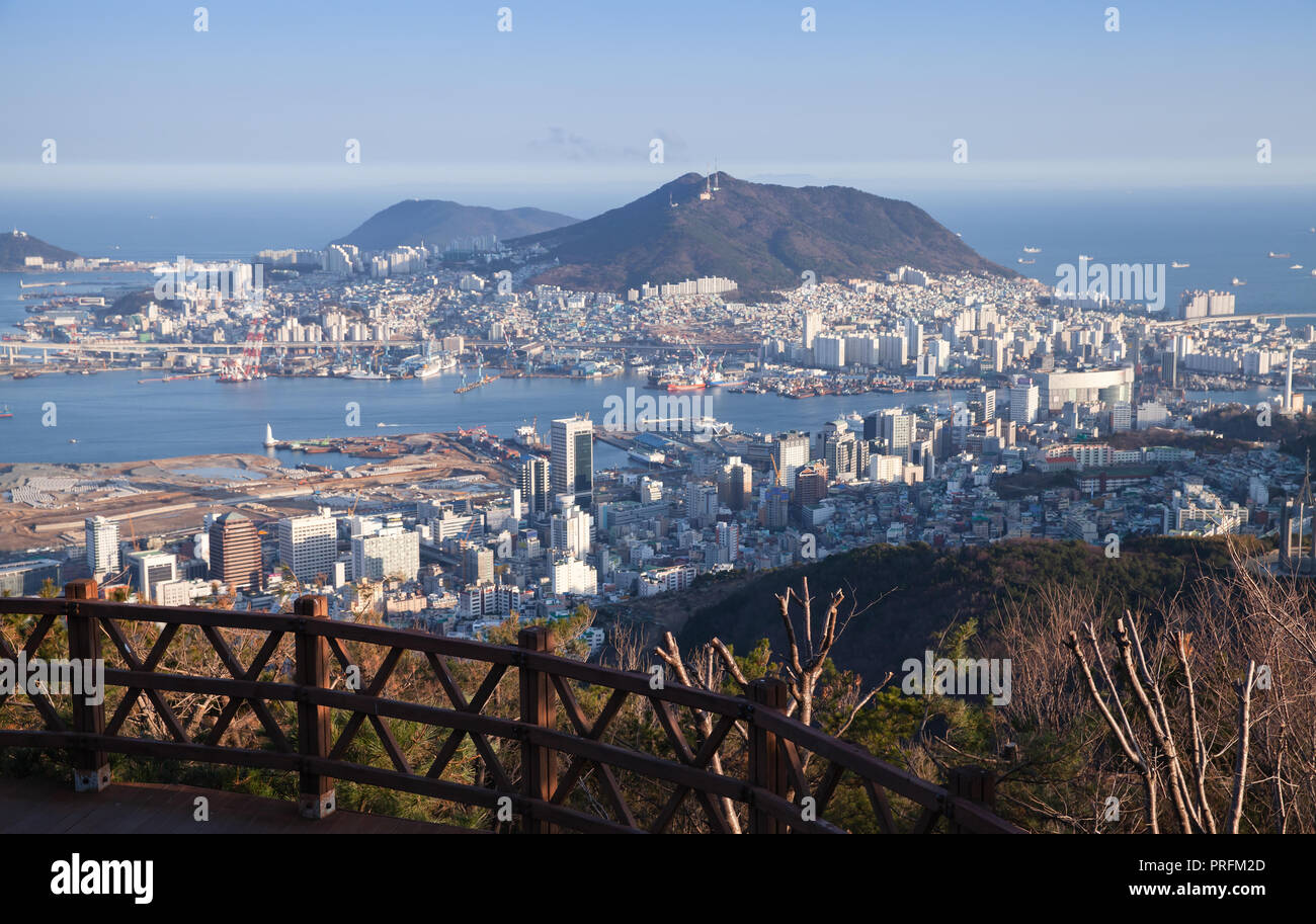 Busan, Südkorea. An der Küste von Gebäuden und Schiffen im Hafen Stockfoto