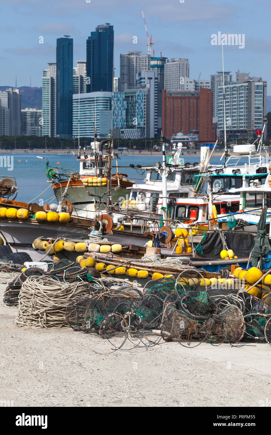 Stadtbild von Busan mit Fischerbooten mit gelben Schwimmer. Südkorea Stockfoto