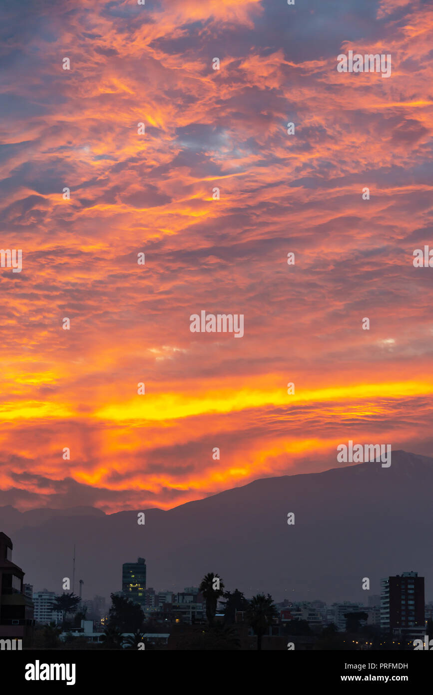 Santiago de Chile, dramatische Himmel bei Sonnenuntergang, Anden mountainsin den Hintergrund Stockfoto