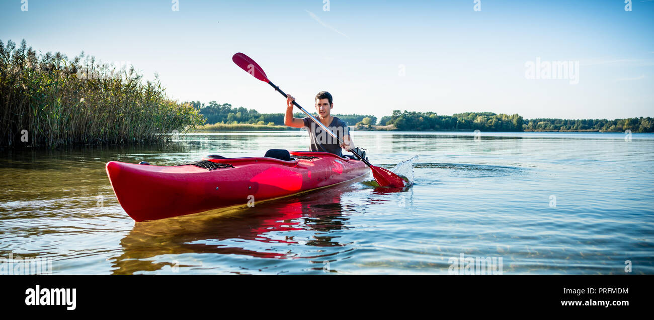 Man den See auf Kajak erkunden Stockfoto